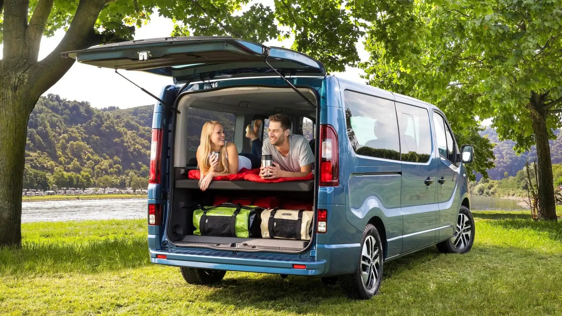 Приобрести семейный автомобиль. Opel Vivaro Camper. Opel Vivaro багажник. Опель Виваро лайф кемпер. Опель Виваро Лонг.