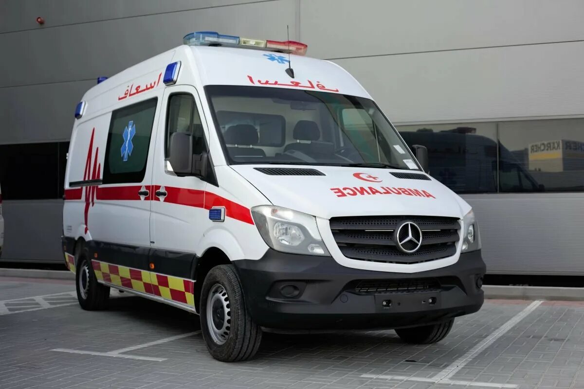 Почему много скорых. Mercedes Sprinter Ambulance. Мерседес Спринтер скорая. Mercedes-Benz Sprinter 311 скорая. Mercedes Benz t2 Ambulance.