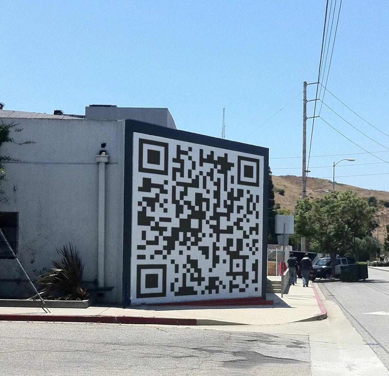 Streets code. Qr коды на зданиях. qr code здание. qr code на памятниках зданиях. qr код на фасаде здания.