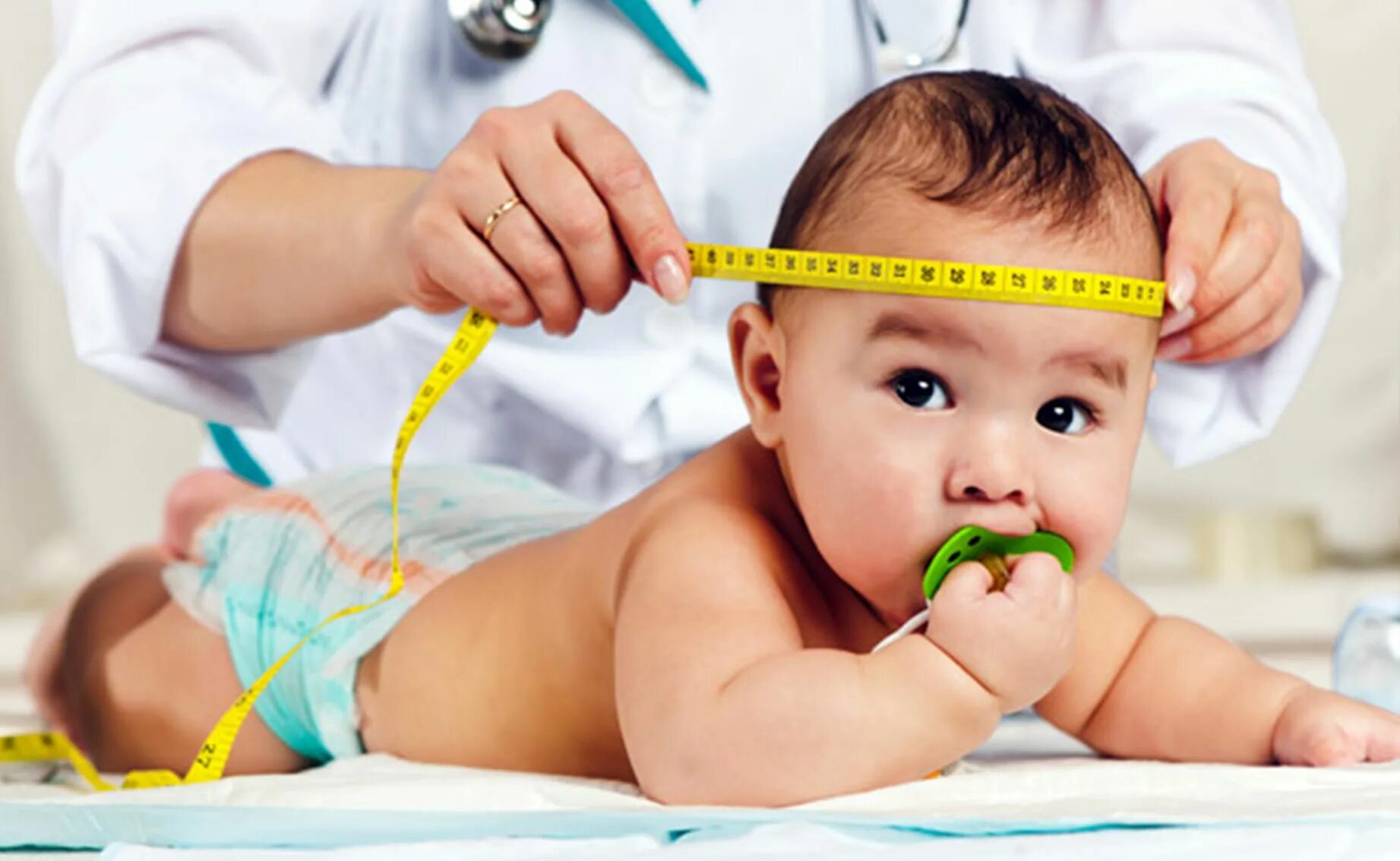 Измерение детей до года. Измерение окружности головы. Измерение роста новорожденного ребенка. Измерение окружности головы у детей. Измерение окружности головы грудного ребенка.