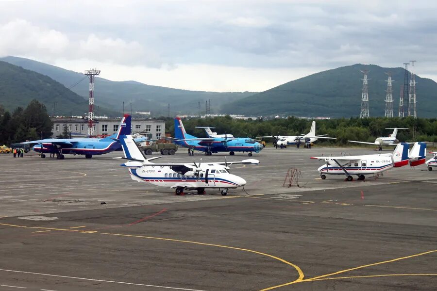 Цирк в елизово камчатский край. Камчатка аэропорт. Аэропорт петропавловск-камчатский. Площадь аэровокзала елизово. Свежие вакансии елизово камчатский.