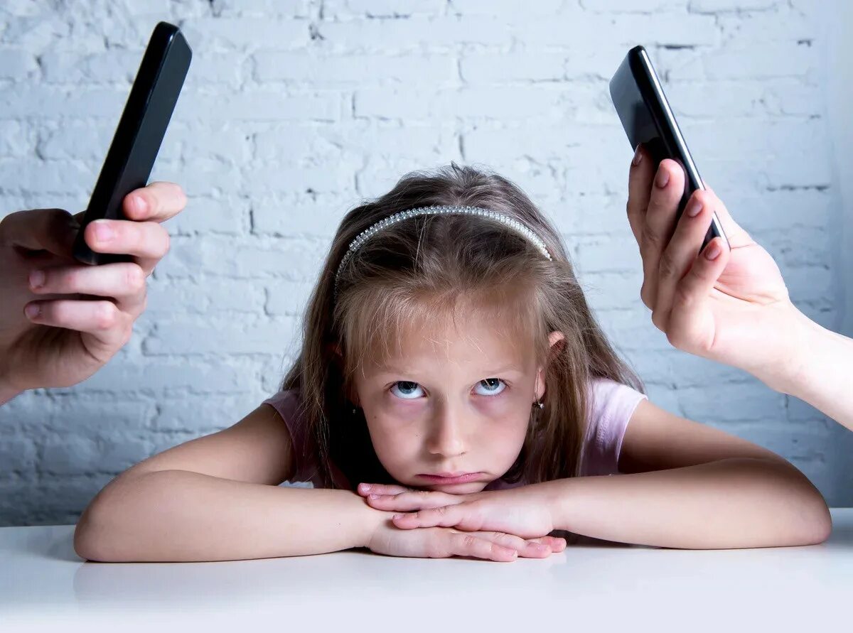 Недостаточное внимание к ребенку. Дети родители гаджеты. Ребенок с телефоном. Родители и дети в телефонах.