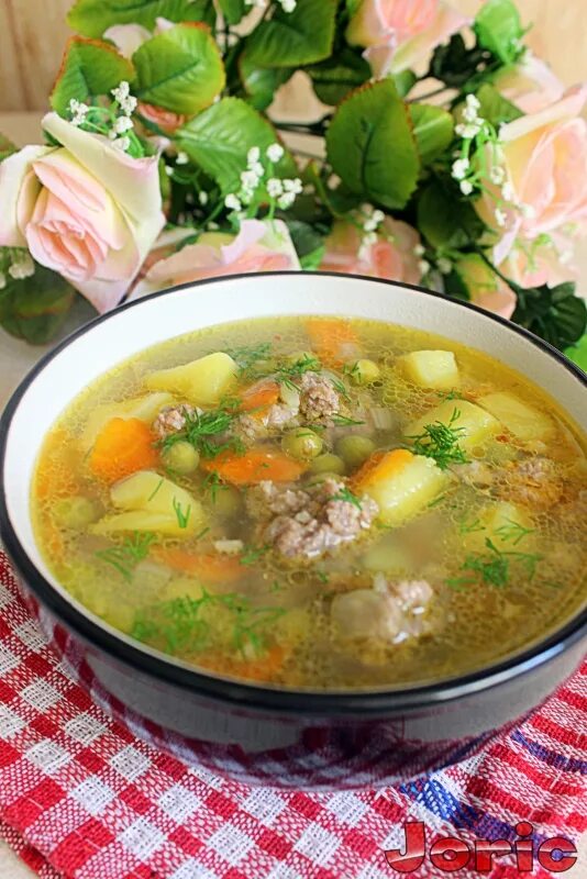 суп с зелёным горошком и вермишелью. зеленый суп с клецками. суп с фрикадельками и горошком консервированным. щи да каша суп с фрикадельками. суп с фрикадельками и зеленым горошком.