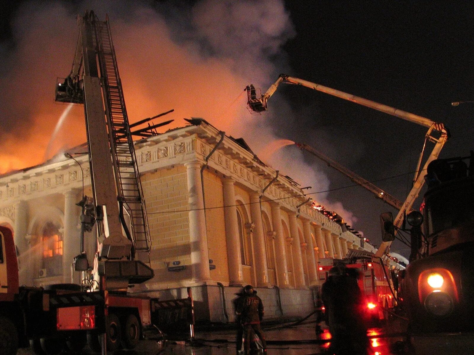 Пожарный манеж. Пожаром манежа в москве в 2004. пожар в манеже г москва 14.03.2004. пожар манежа, 2004 год. пожар на манежной площади 2004.