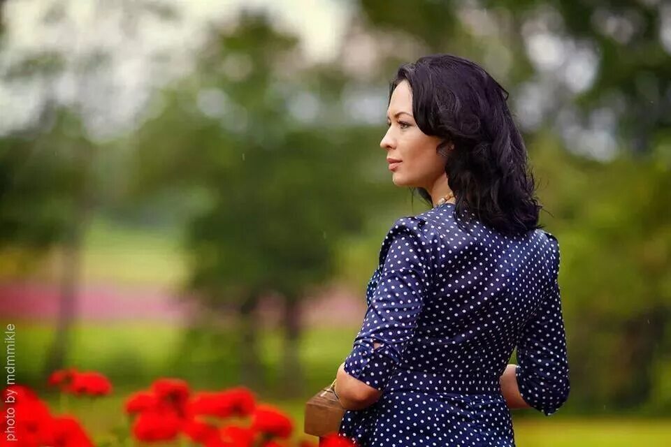 женщина добавляет сахар во все что говорит мужчине и убирает соль. стих чем старше женщина тем больше преимуществ. умные и сильные женщины. мудрость женщины. она мудрая женщина.