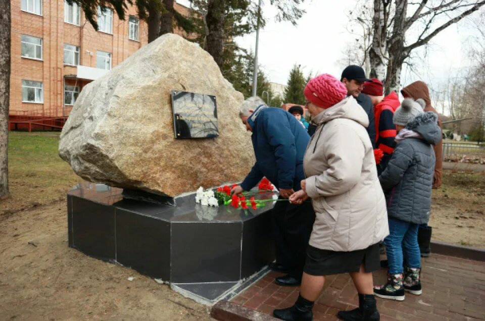 Stone новости. Камень скорби Томск. Памятник жертвам политических репрессий Томск. Мемориал памяти жертв политических репрессий в Томске. Памятник жертвам террора – в Томске.