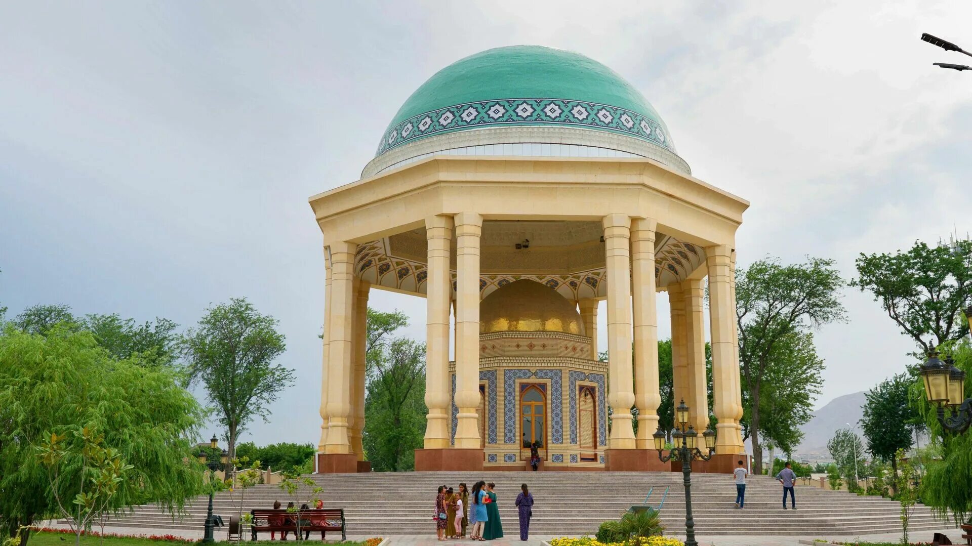 Стелла худжанд. Мечеть шейха муслихиддина. Узбекистан город худжанд. Автобус самарканд. Мавзолей шейха муслихиддина худжанд.