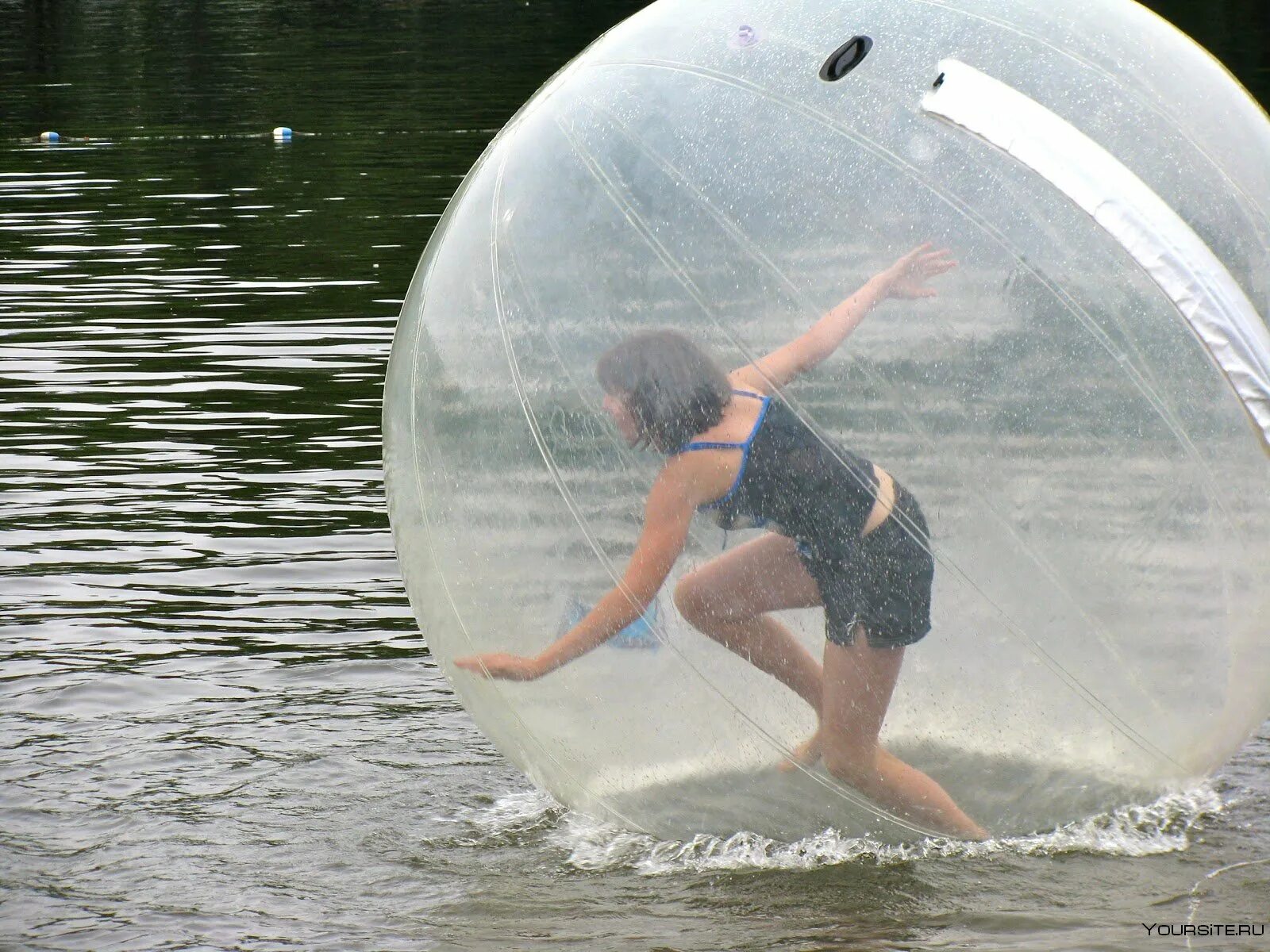 Бегать в шаре. Зорб на воде. Человек в шаре. Прозрачный шар для человека. Человек в прозрачном шаре.