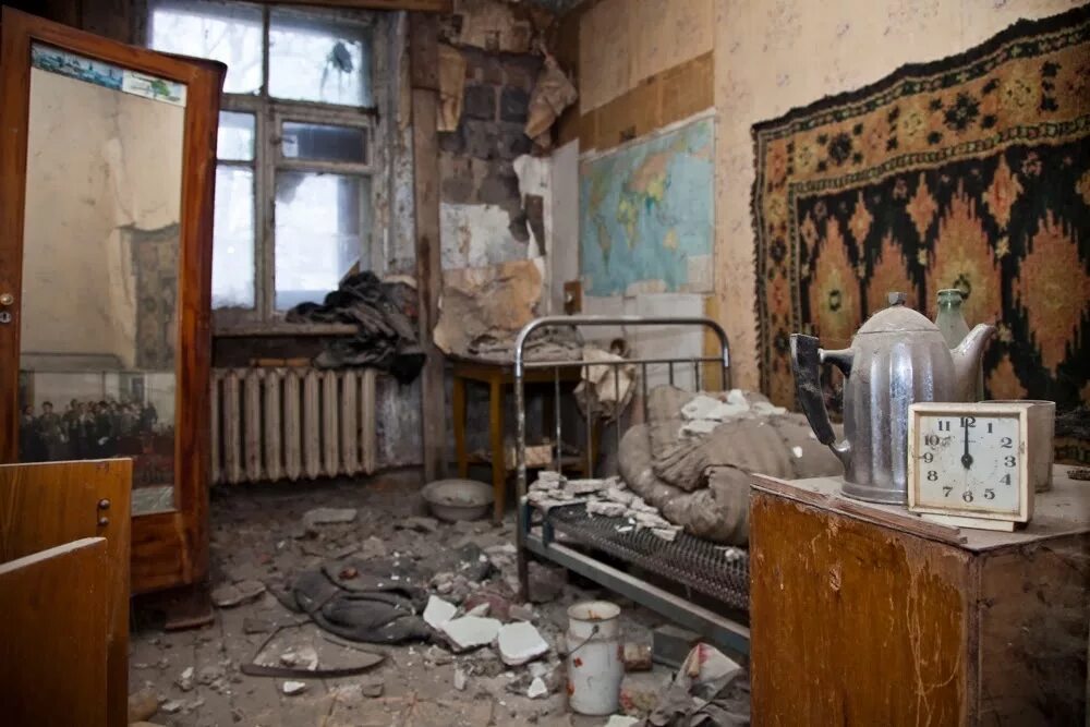 потайные комнаты в домах на чердак. потайная комната в доме. потайная комната в доме. обнаружили в доме комнату. тайник для денег в квартире.