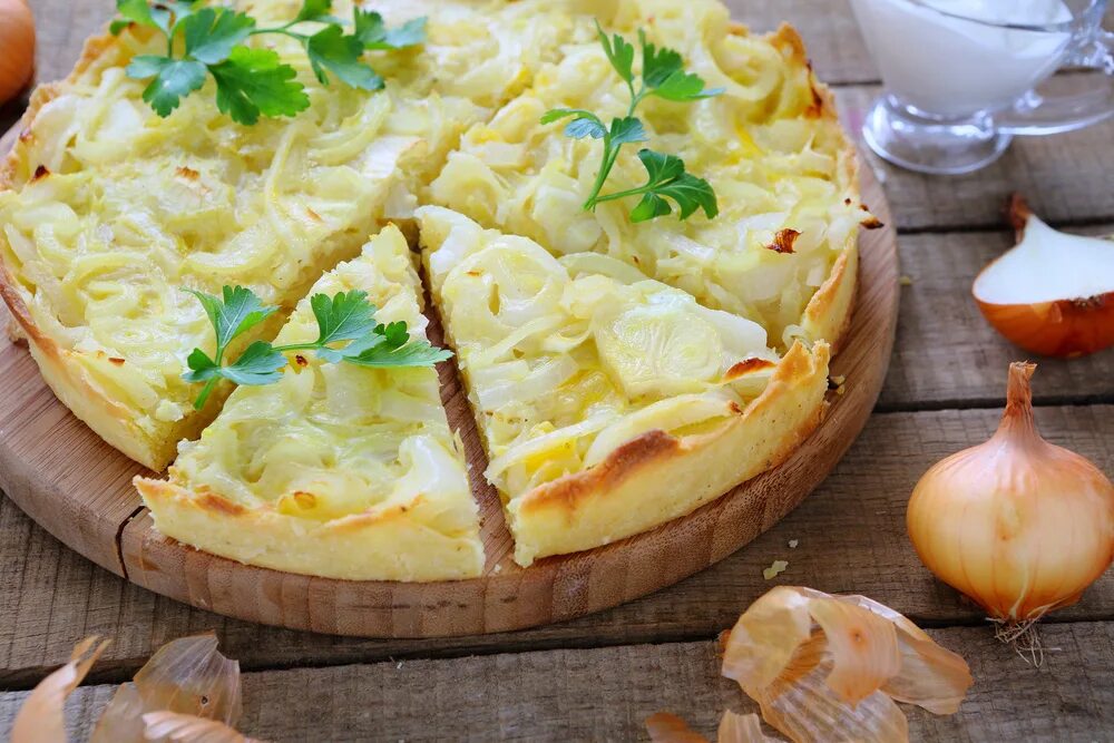 Луковый пирог заливной самый. Французский луковый киш. немецкий луковый пирог цвибелькухен. луковый пирог. луковый пирог с сыром.