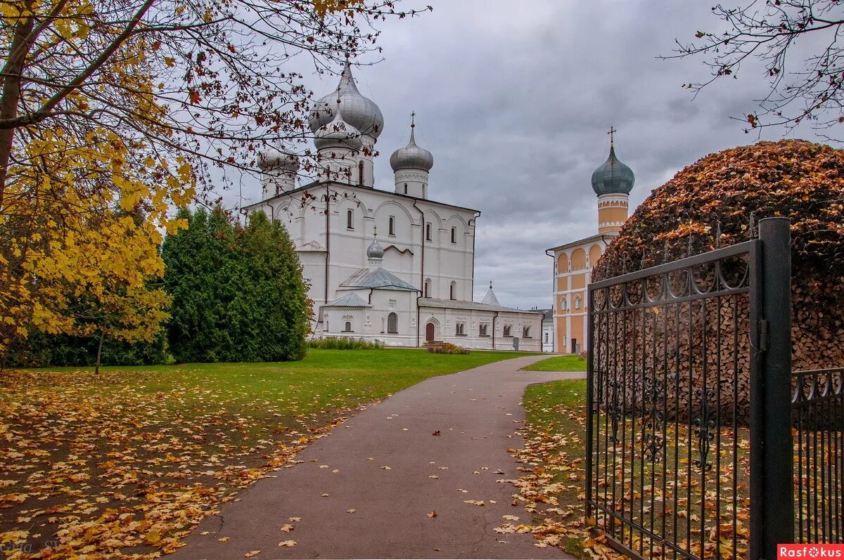 Хутынь Великий Новгород монастырь. Варлаамо-Хутынский монастырь в Новгороде. Новгород женский монастырь Великий Варлаамо Хутынский. Новгород Варлаамо-Хутынский Спасо-Преображенский монастырь. Осень сайт великого новгорода