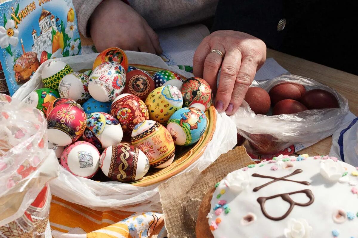 Когда пасха в 2014 году. Освещееие култчей и яиц. Куличи на Пасху. Кулич и яйца на Пасху. Церковь на пасхальном яйце.