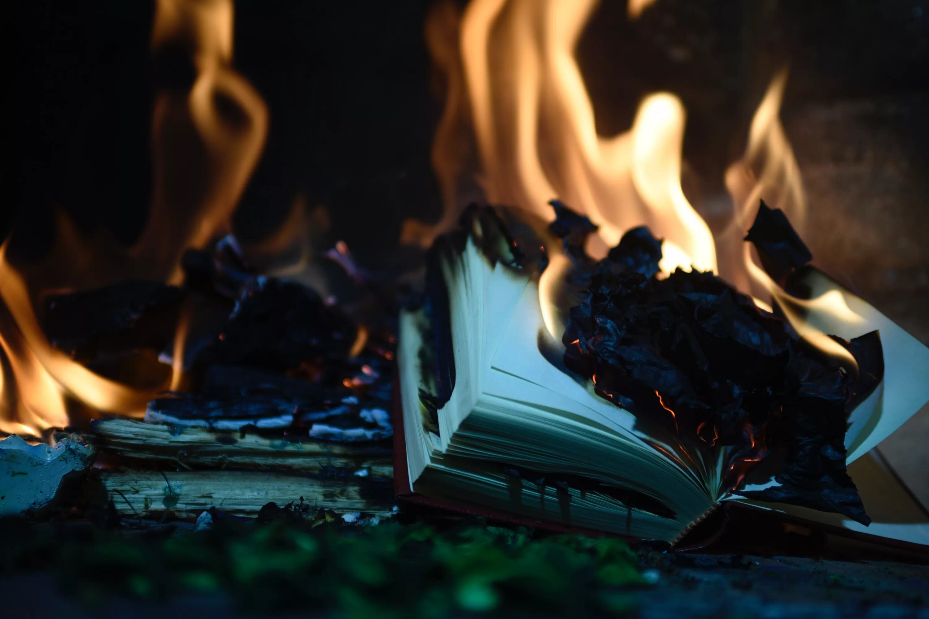 Сгоревшие мечты. Горящая книга. Книга горит. Книга с огнем.