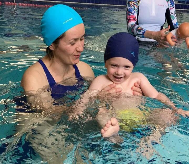 Свободное плавание юность омск. Ставрополь бассейн юность тренер. Расписание бассейна. Набор в группу оздоровительного плавания для взрослых. Свободное плавание юность омск.