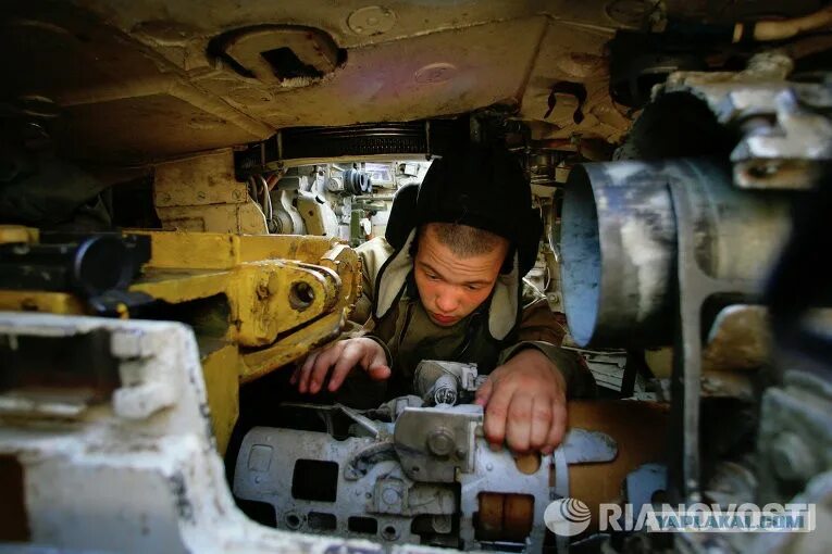 Погода в танковом. Внутри танка т 80. Т 80 место механика водителя. Кабина танка т 80. Танк т72 внутри.