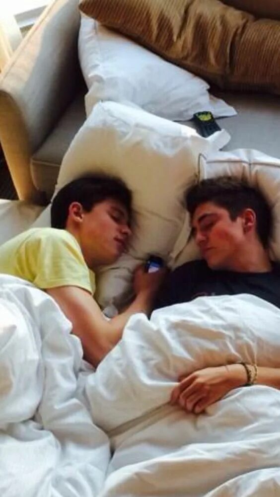 Спящие вместе парни. Юноши в постели. Спящие вместе парни. Братья спят в обнимку. Спящие вместе парни.