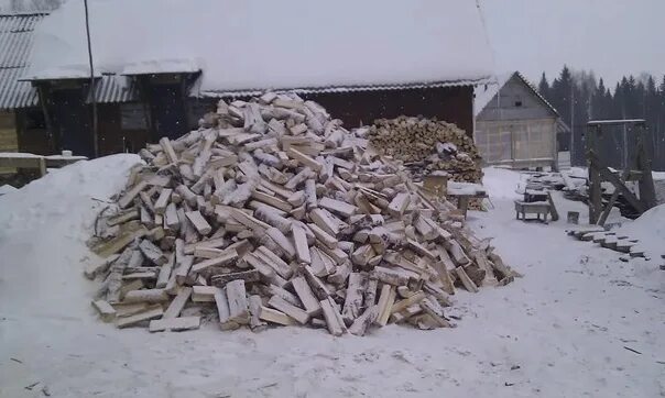 Сколько дров на зиму дом 100. Зимние дрова. колка дров. колка дров зимой. воруют дрова.