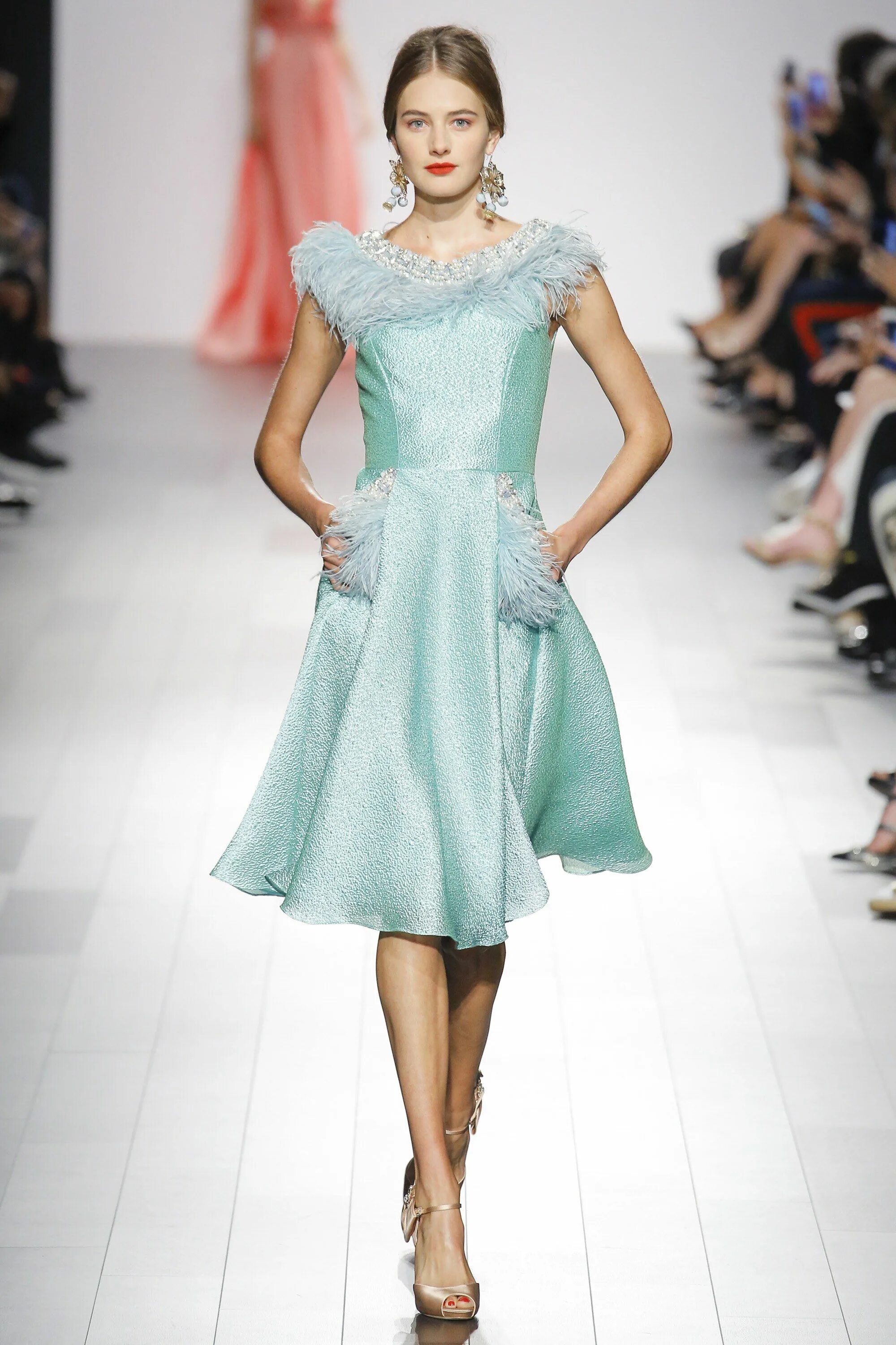 Модный платья 2025. Badgley mischka весна-лето 2025. badgley mischka коллекция весна лето 2025. badgley mischka коллекция весна лето 2018. badgley mischka springsummer 2025.