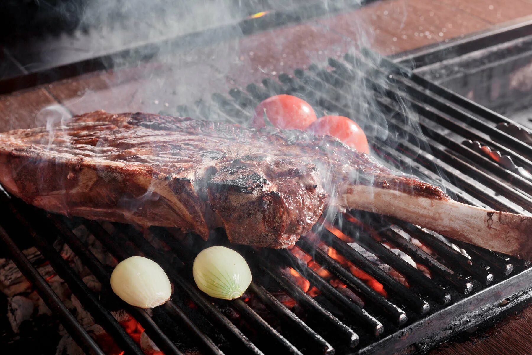 Мяса на углях как. Рибай томагавк. tomahawk steak. стейк томагавк на углях. стейк рибай на мангале.