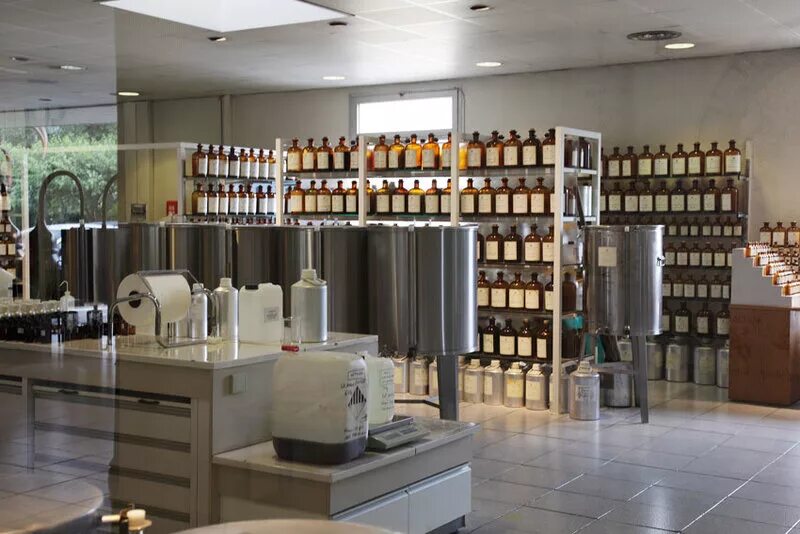 Грасс франция музей парфюмерии. Фото парфюмерных фабрик. Парфюмерные фабрики франции. Антисептик lvmh. Фото парфюмерных фабрик.