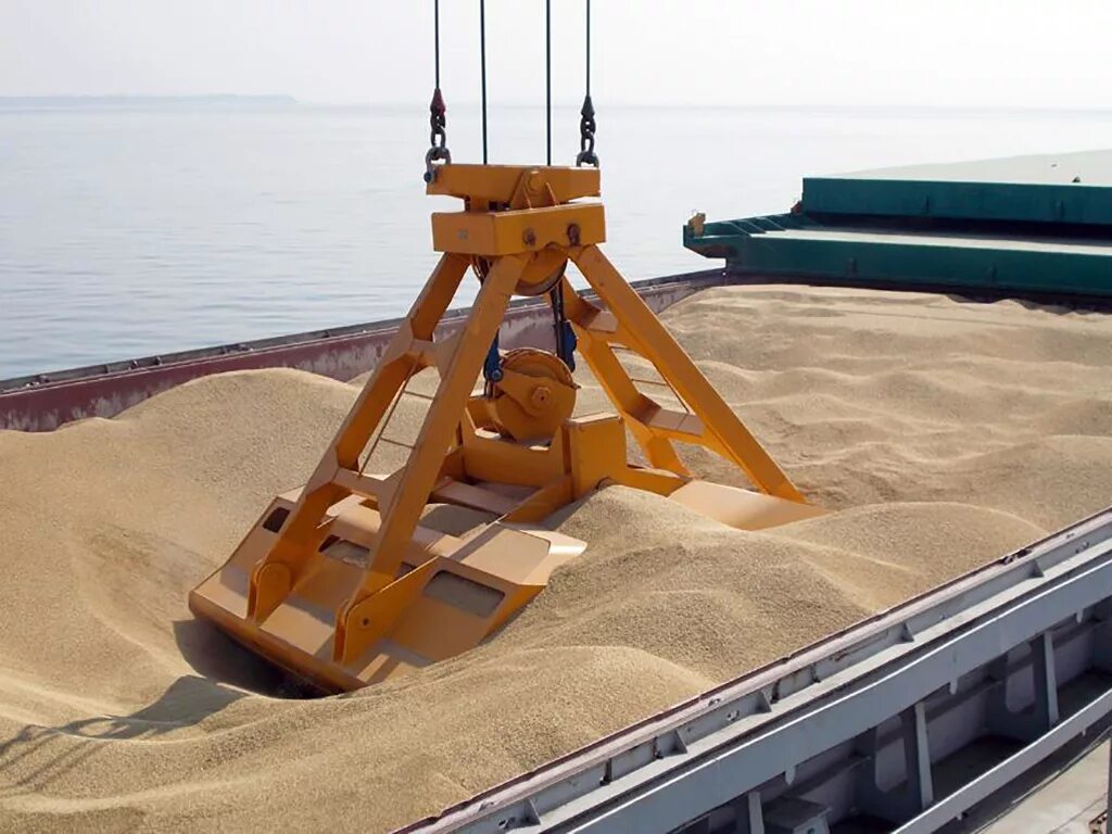 Вывоз зерна с украины 2022. Разгрузка зерна в порту. Погрузка зерна в порту. Перевалка зерна в порту новороссийск. Разгрузчик вагонов мобильный рвм-180е.