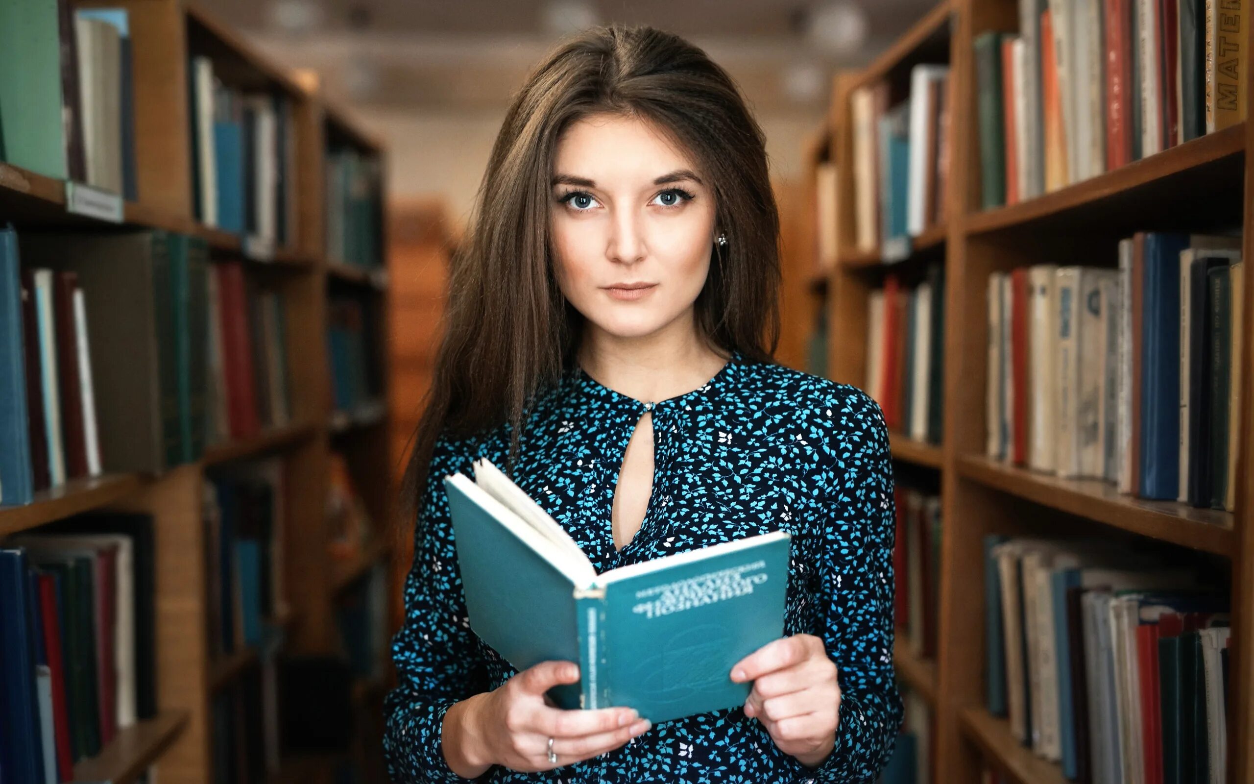 Девушка с книгой. Девушка с книжкой. Девушка в библиотеке. Фотосессия с книгой.