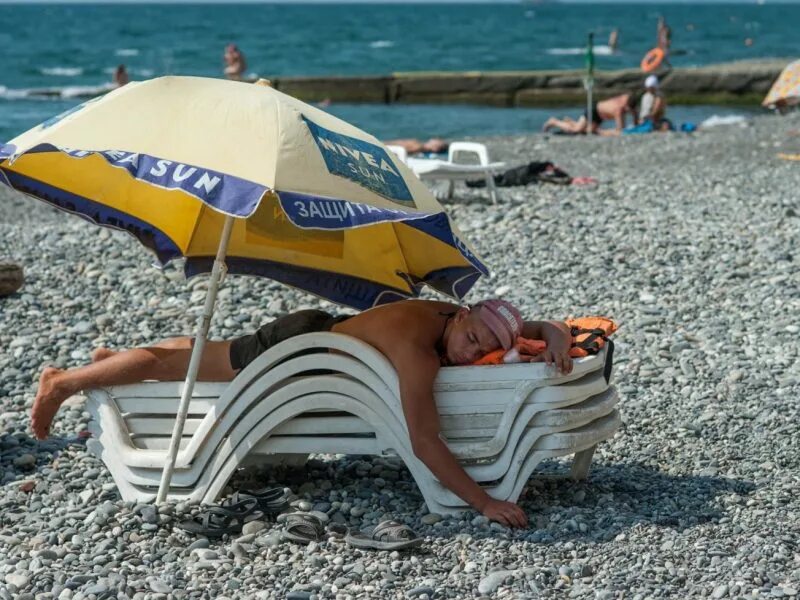 В сочи безопасно отдыхать. Курорты краснодарского края прикол. курортный сбор сочи. отдыхающие на пляже в сочи.