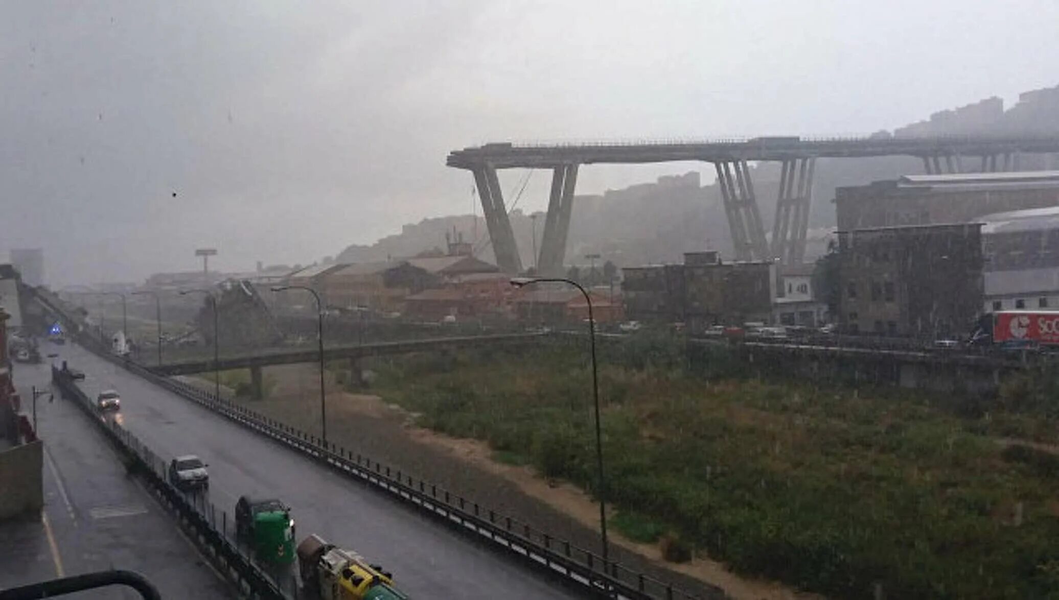 Генуя мост обрушился. Обрушение моста в Генуе. Автомобильный мост в Генуе. Обрушение моста в Италии в 2018г.
