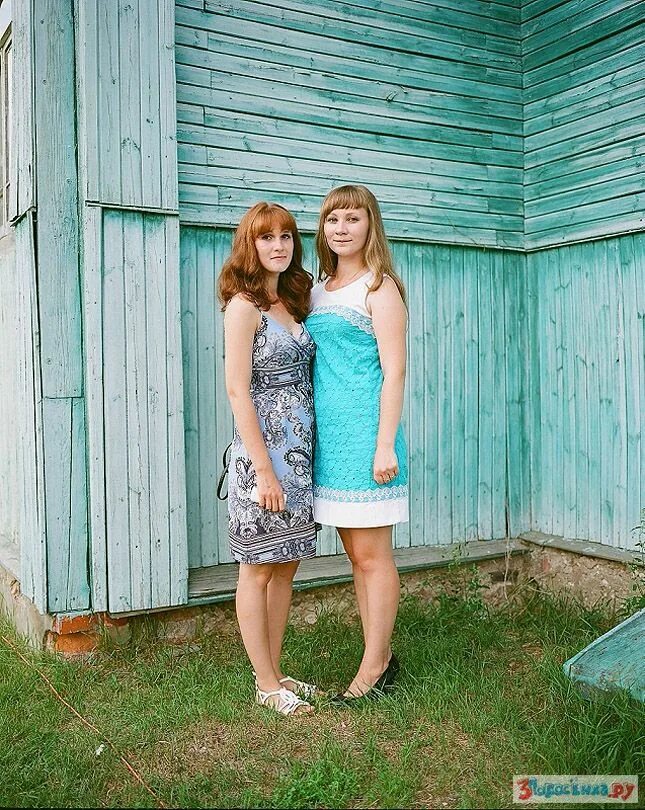 Юная сел. Подруги в деревне. девушки из деревни. деревенские женщины. обычные сельские девушки.