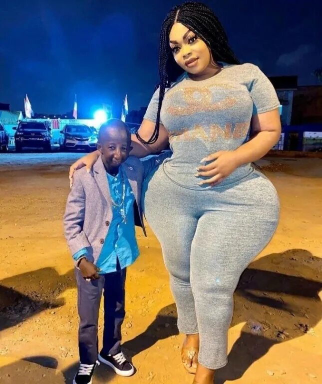 огромные женщины и маленькие мужики.