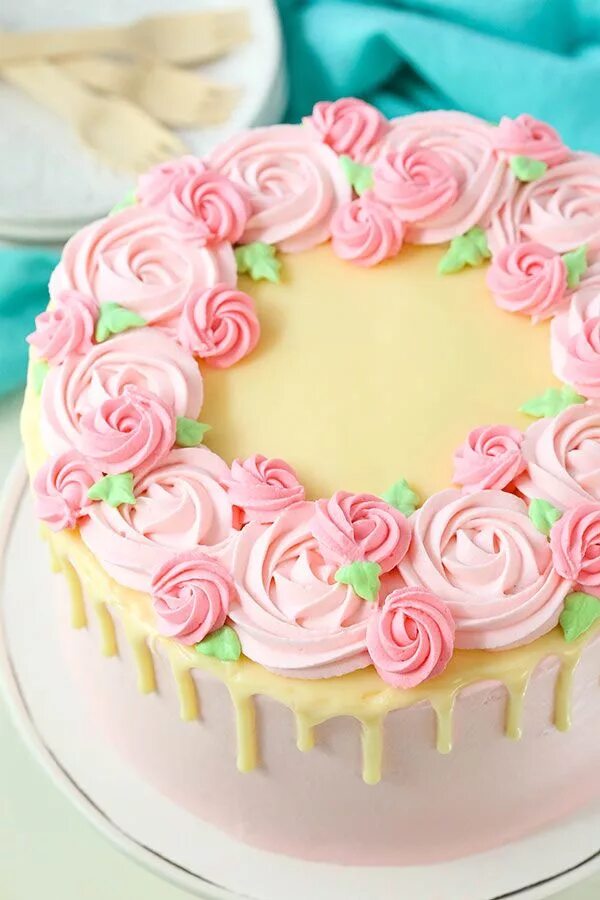 Как украсить торт девушке. Украшение торта. Кремовое украшение торта. Украшение торта кремовыми цветами. Красивые кремовые торты.