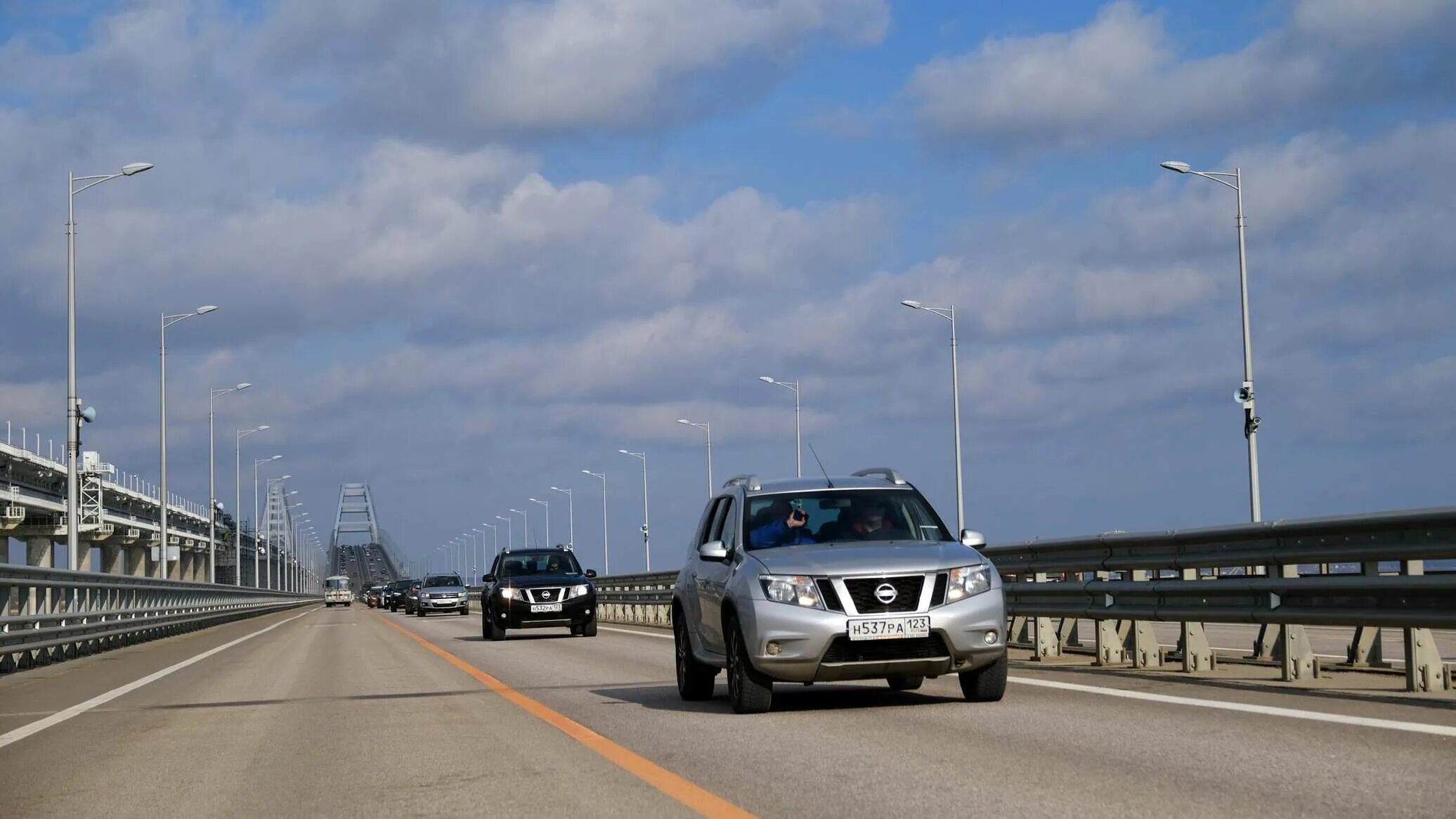 Крымский мост открыт для автомобилей. Крымский мост сейчас. Автодорожный мост. Крымский мост 2023. Мост автомобиля.