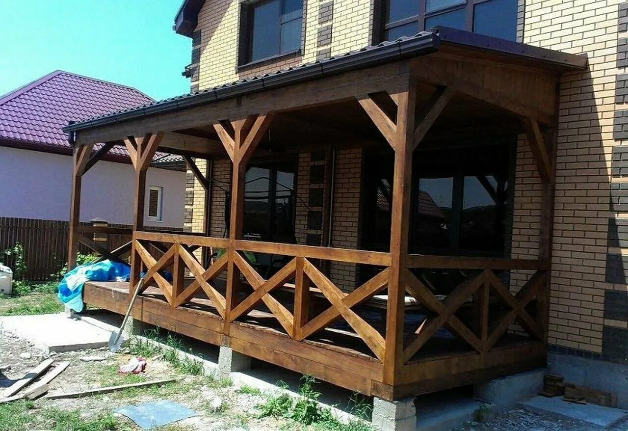 веранда к деревянному дому. веранда к дому. баня с террасой. деревянная терраса. фахверк веранда пристройка.