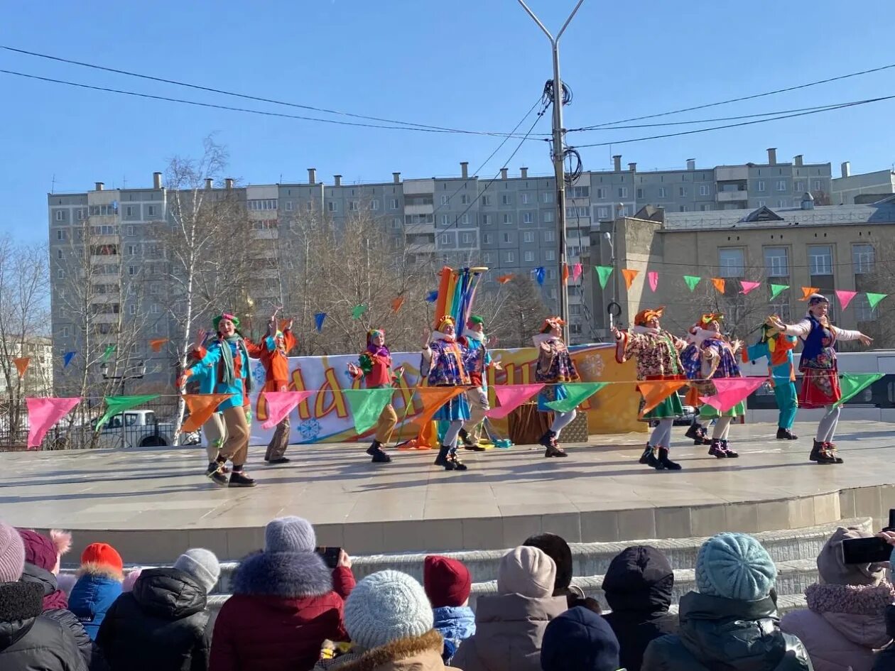 4 канал чита. Площадь труда КСК Чита. Масленица в Чите. Масленица фото. Масленица на площади Ленина.