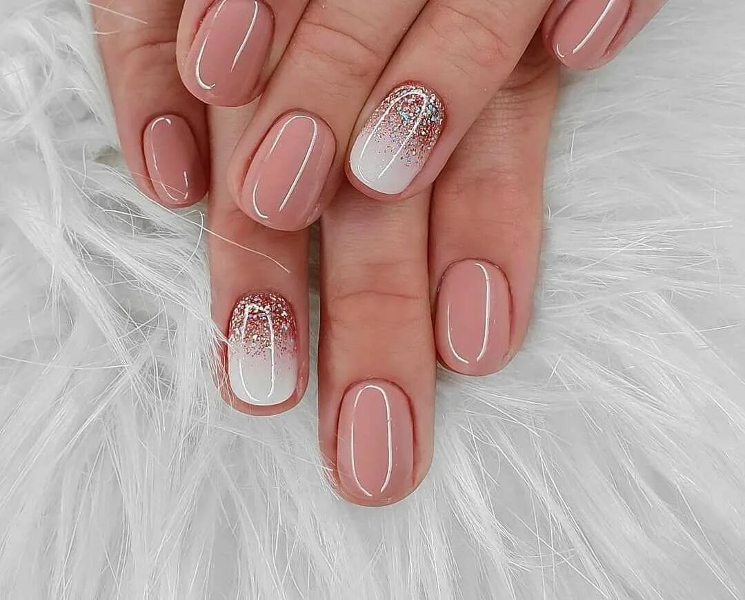 Маникюр на короткие. Ногти короткие. Маникюр на котортки еногти. Ногти розовые нежные. Весенний нюдовый маникюр.