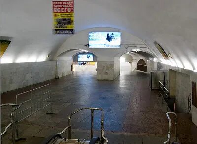 Баррикадная сколько выходов