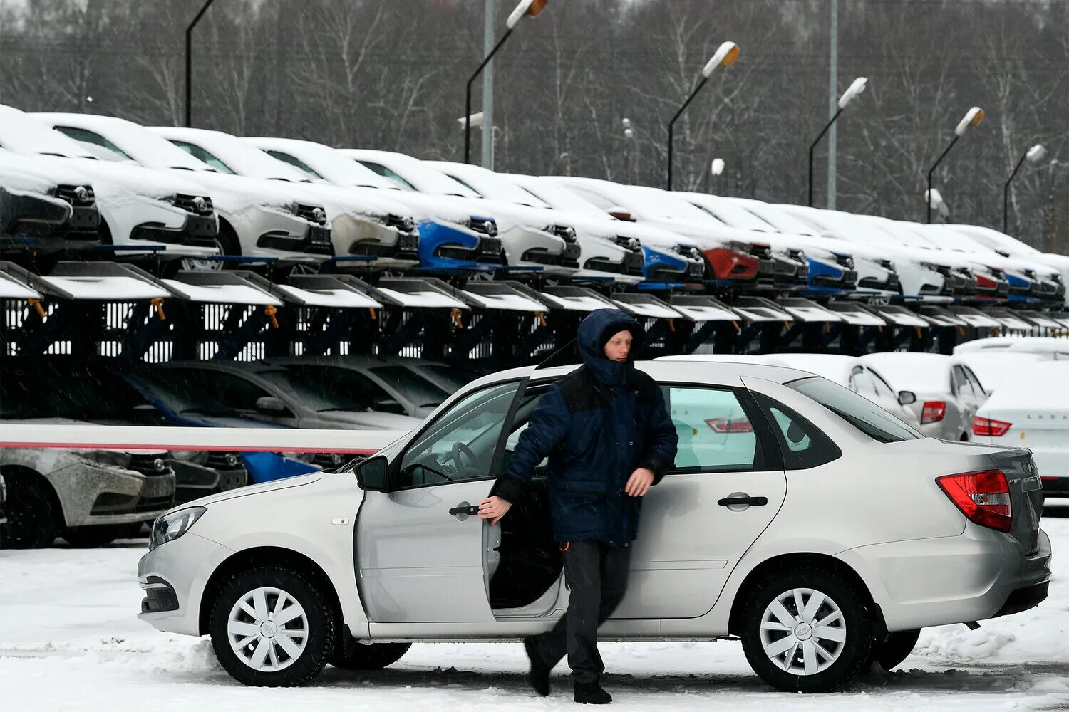 Российские продажа машин. Автомобильный рынок. Импортные машины. Машины подорожали. Машины России.