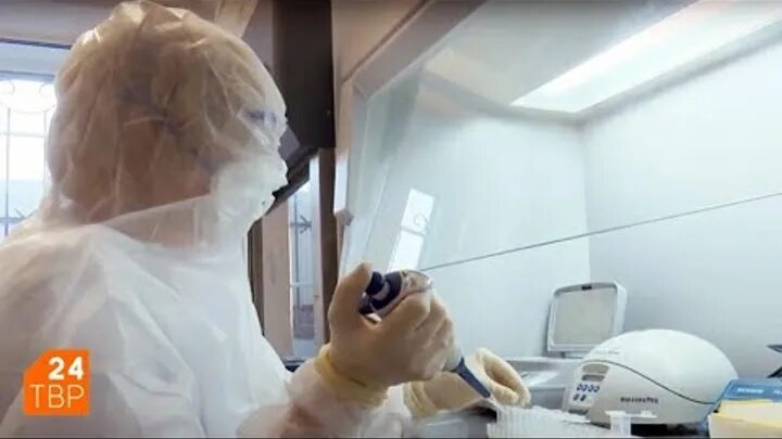 обыск в помещении. женщина на гинекологическом кресле. окулист проверяет зрение. гинекологическое кресло с пациентом. видео где проверяют.