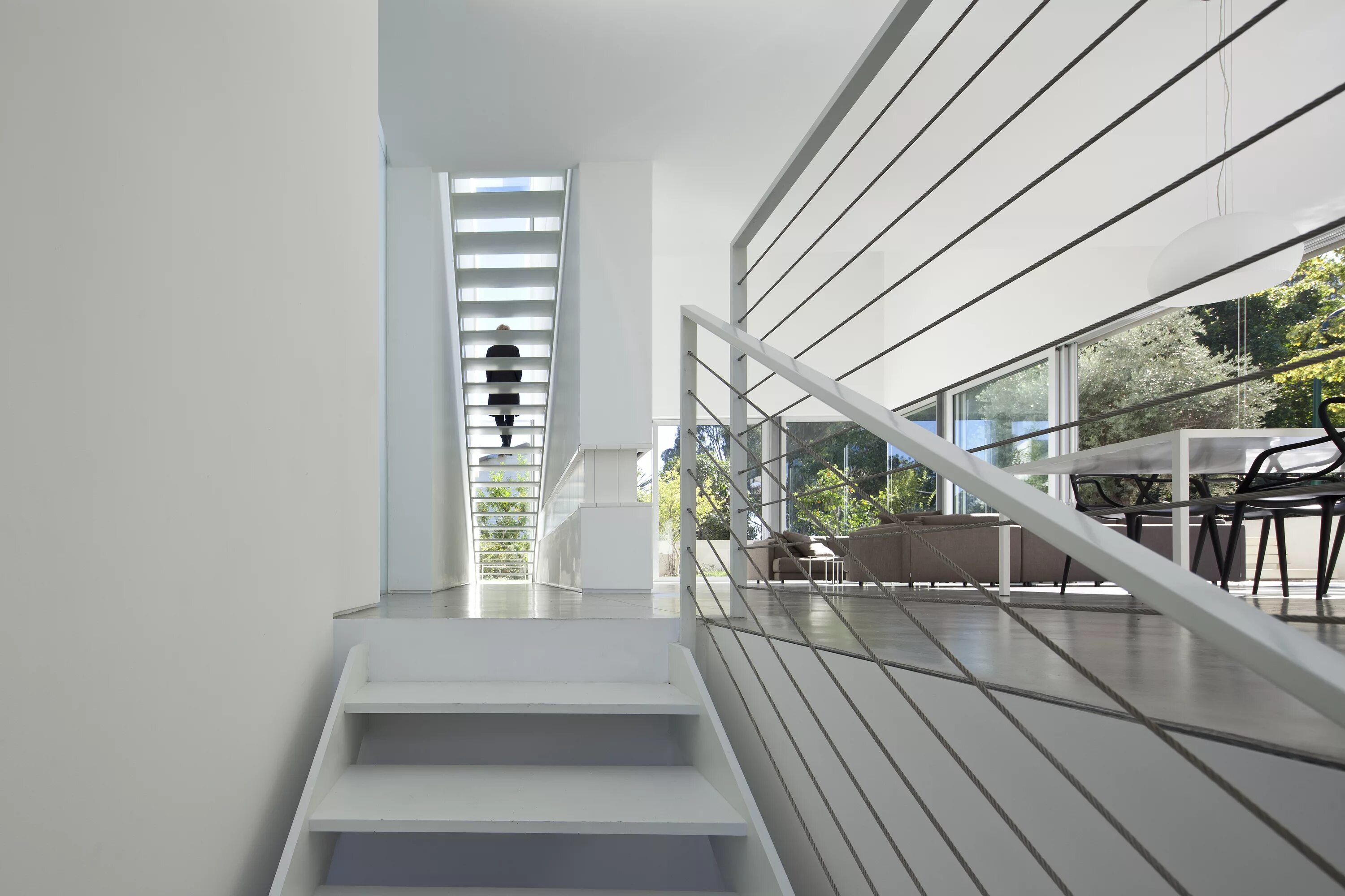 перила металлические для лестниц. перила на балкон. перила в стиле минимализм. перила хай тек. лестничные ограждения из металла.