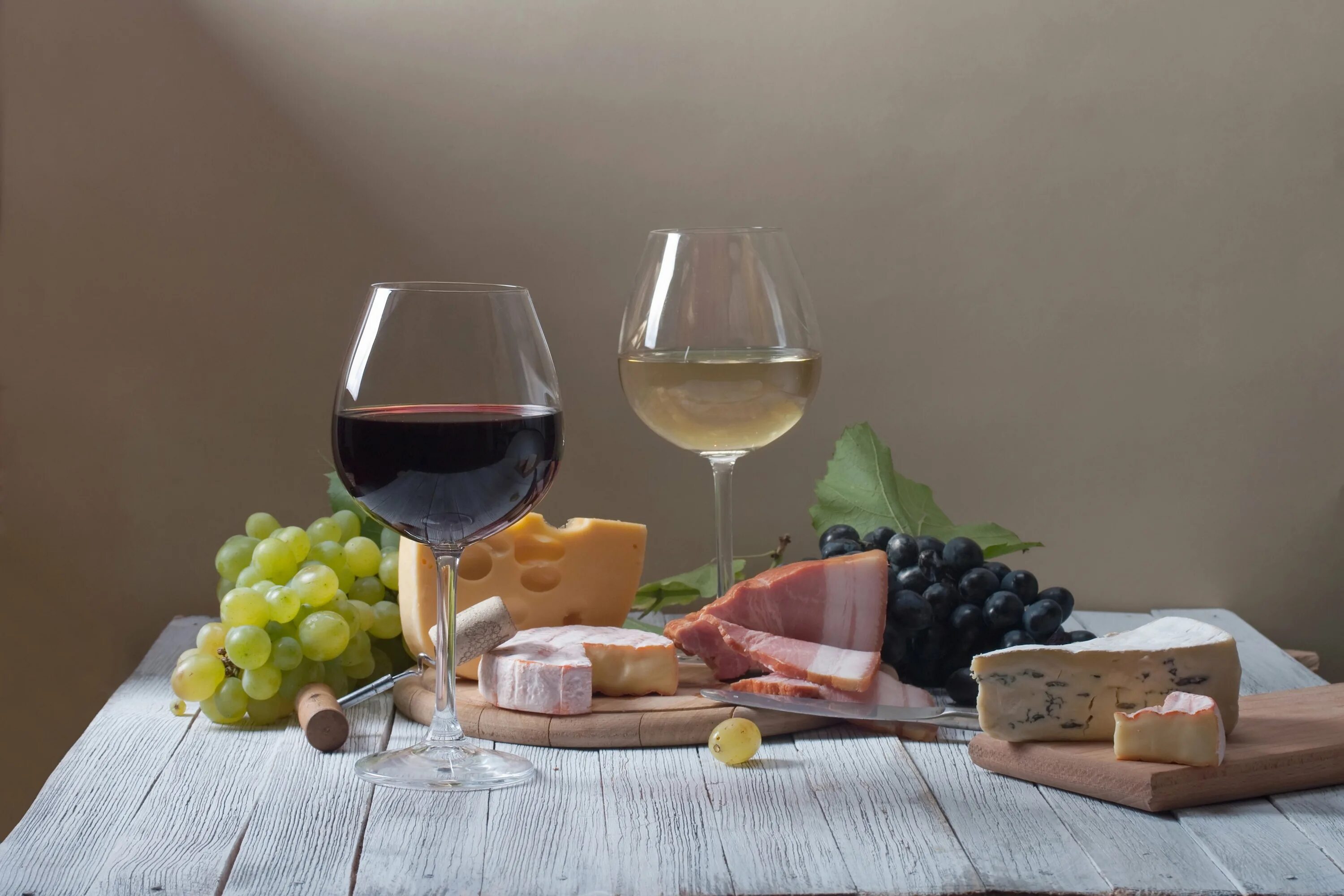 Натюрморт с вином. Праздничный стол с вином. Натюрморт с вином и фруктами. Бокал с вином. Белое вино к сыру