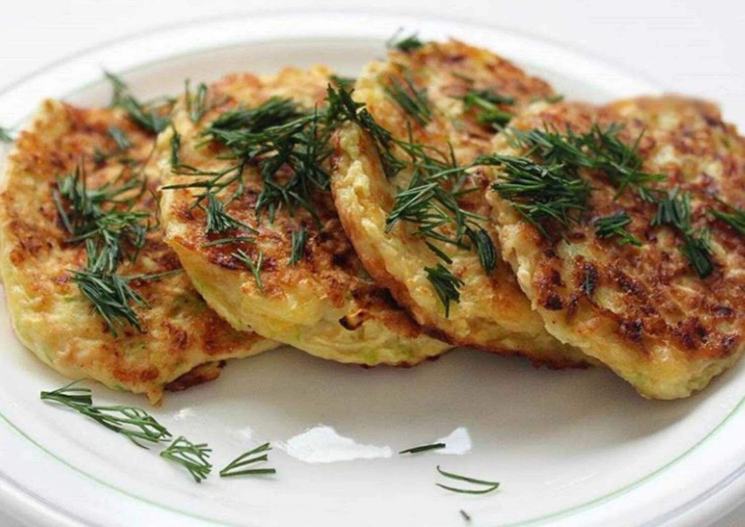 Рецепт котлет из кабачков и картофеля. Котлетки из кабачков. котлеты с цукини. котлета картофельно-кабачковая. овощные котлеты из кабачков.