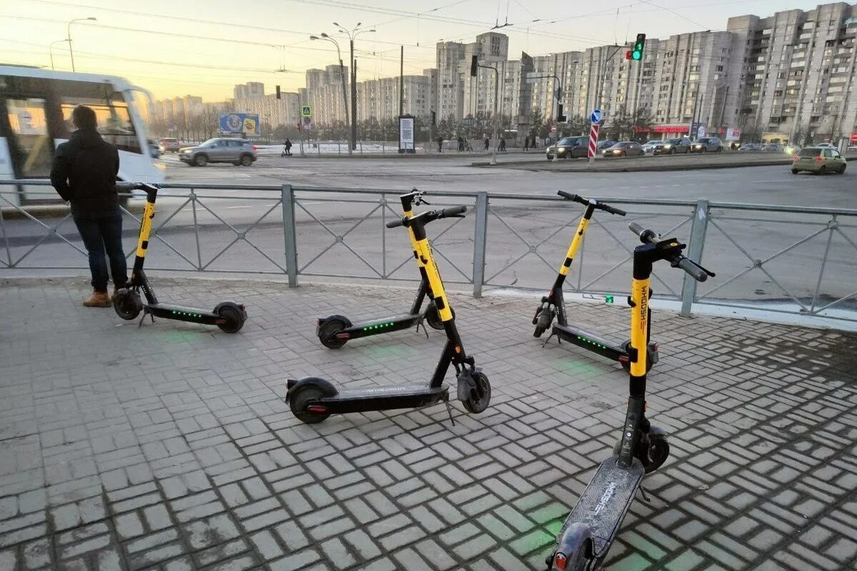 Самокат напрокат в спб. Электросамокат на улице. Самокаты напрокат. Самокаты на улицах СПБ. Электросамокат напрокат.