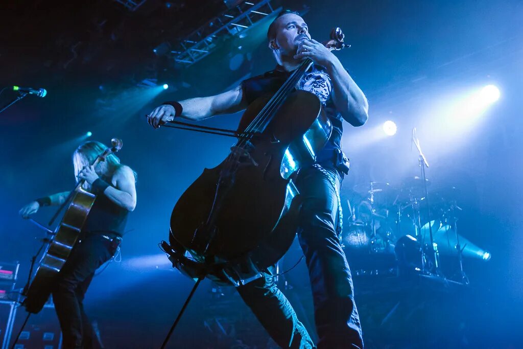 Включи апокалиптика. Группа Apocalyptica 2020. Apocalyptica 2005. Апокалиптика 2004. Виолончелист апокалиптика.