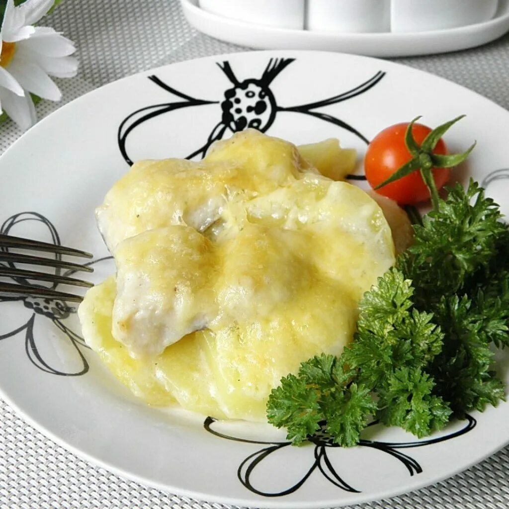 Запечь пюре. Рыба запеченная под соусом бешамель. картошка пюре. картофельное пюре с рыбой. пюре с сыром.