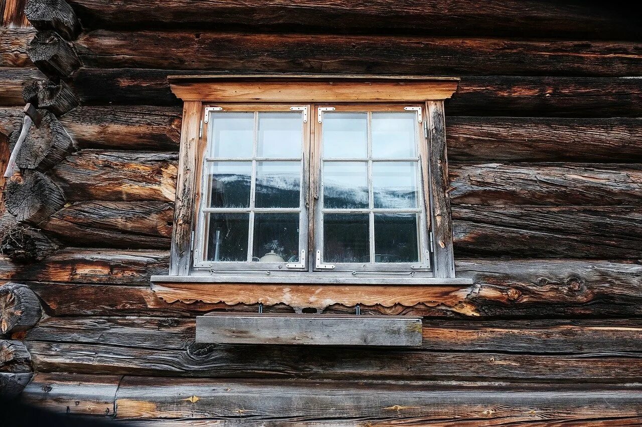 Окна старых деревянных домов. Окна в деревянном доме. Старинные окна. Окно в деревенском доме. Пластиковые окна в старых домах