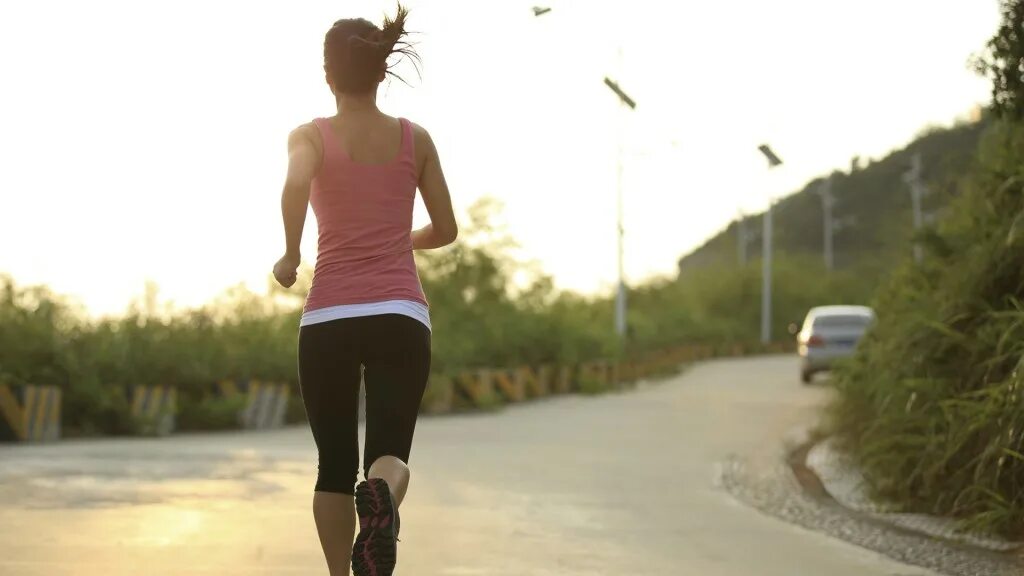 Бег трусцой (джоггинг). Оздоровительный бег. Датчик бега polar stride. Бегущий человек. Бег девушки.