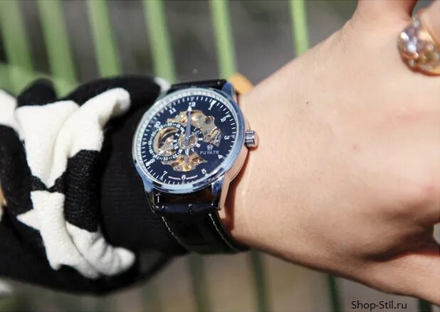 классические костюмные часы. часы с браслетом мужские на руке. часы на руке мужчины. часы до 10000 рублей мужские. как называются часы самозаряжающаяся.