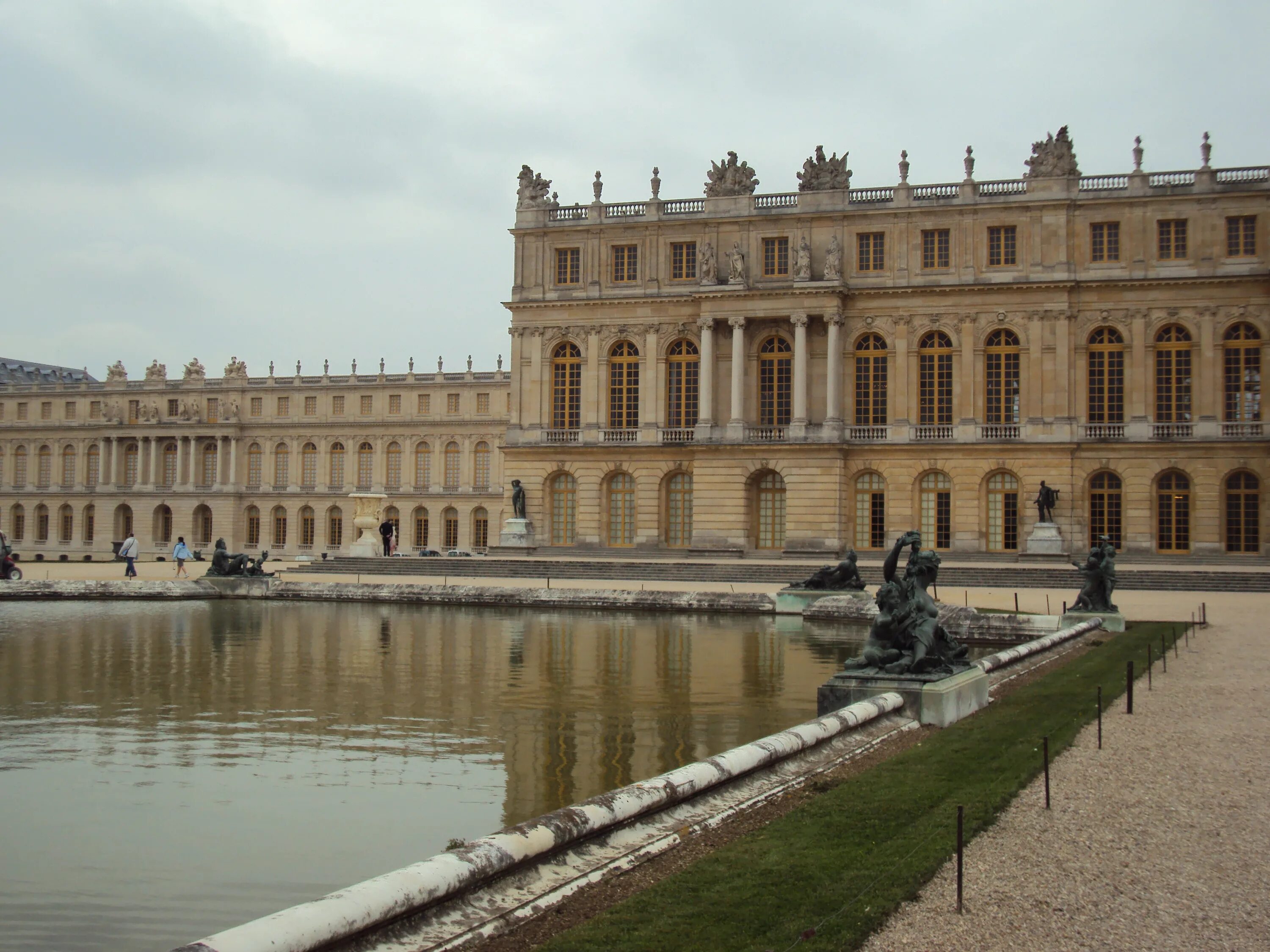 Версаль первый. Версальский дворец Версаль классицизм. Версальский дворец Архитектор. Версальский дворец Версаль внутри. Версаль Жемчужина французского классицизма.