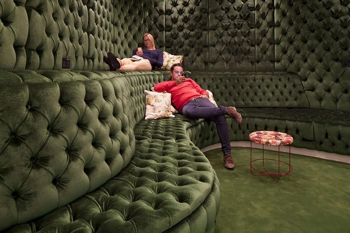 Мягкая комната для психов. Декор зала в квартире. Мягкие стены. Отделка стен досками от поддонов. Акустические панели topakustik.