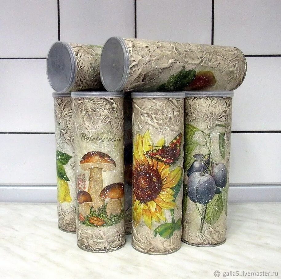 Банка из под чипсов. Банка из под чипсов. Ваза из упаковки от чипсов pringles. Декор банки из под чипсов принглс. Новогодняя поделка из принглс.